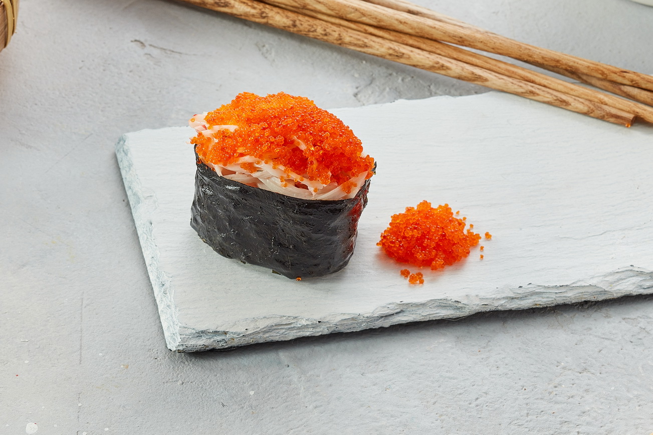 Гункан с икрой летучей рыбы