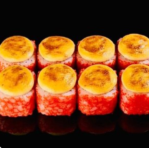 Запечённый ролл с масаго, креветкой, сыром и омлетом