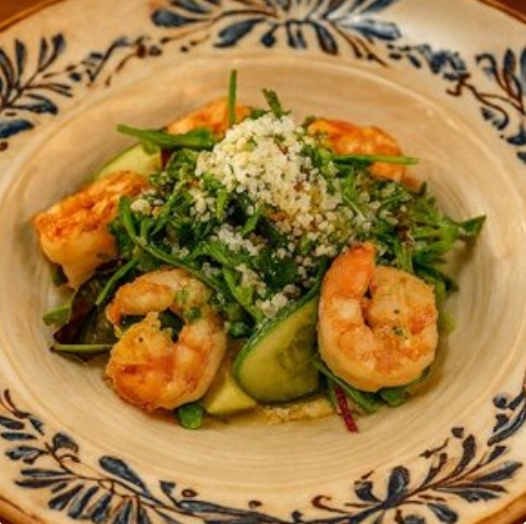 Зеленый салат с креветками, авокадо и бобами