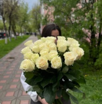 25 белоснежных роз