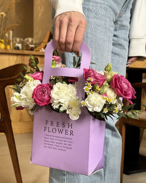 Розы, диантусы, танацетум и альстр в сум