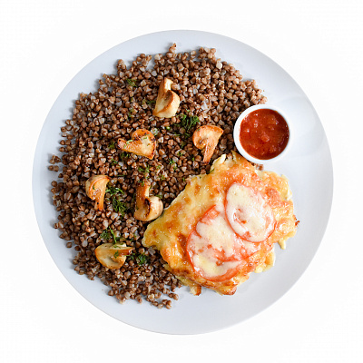 Куриная грудка под сыром с томатами и гречкой