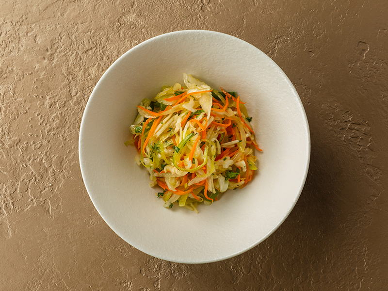 Пикантный салат с капустой