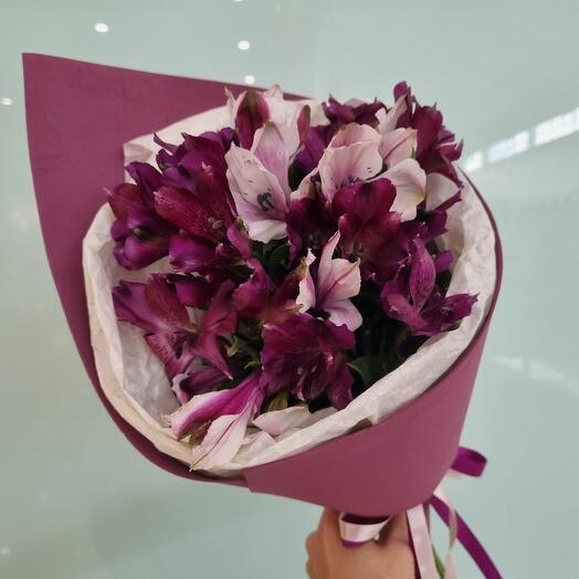 Букет из альстермерий "Вишнёвая роса"