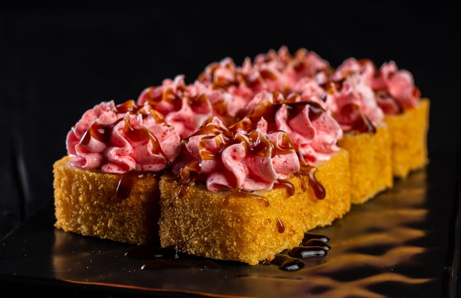 Темпура краб с лососем под соусом лава