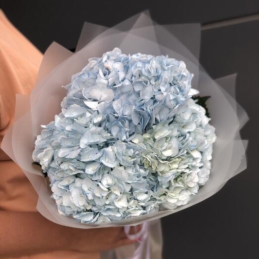 Букет с нежно-голубыми гортензиями