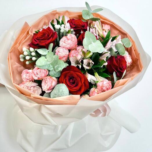 Букет «Персик» из роз, эвкалипта и альстромерий