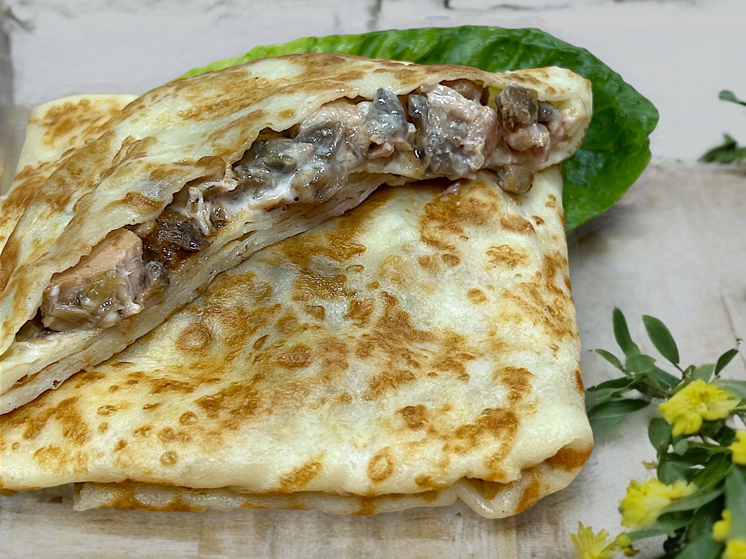 Большой блин с курицей и грибами