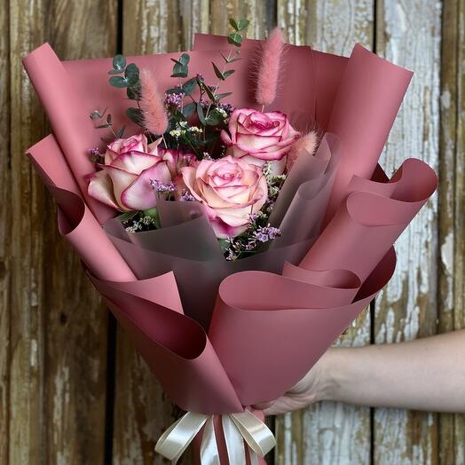 Букет с розами и зеленью