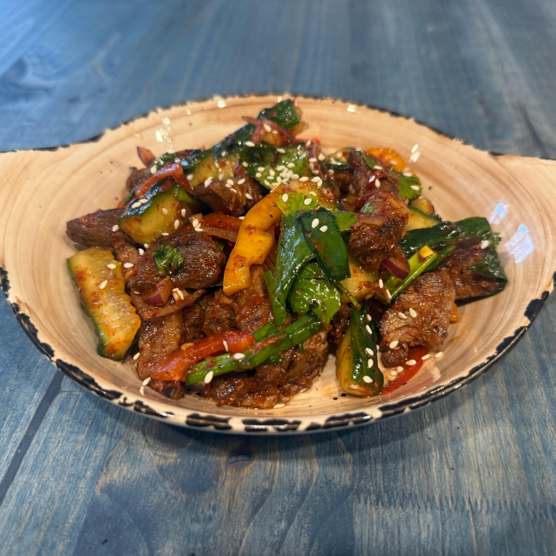 Салат с говядиной и огурцами