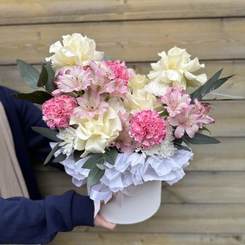 Цветы в коробке с французскими розами