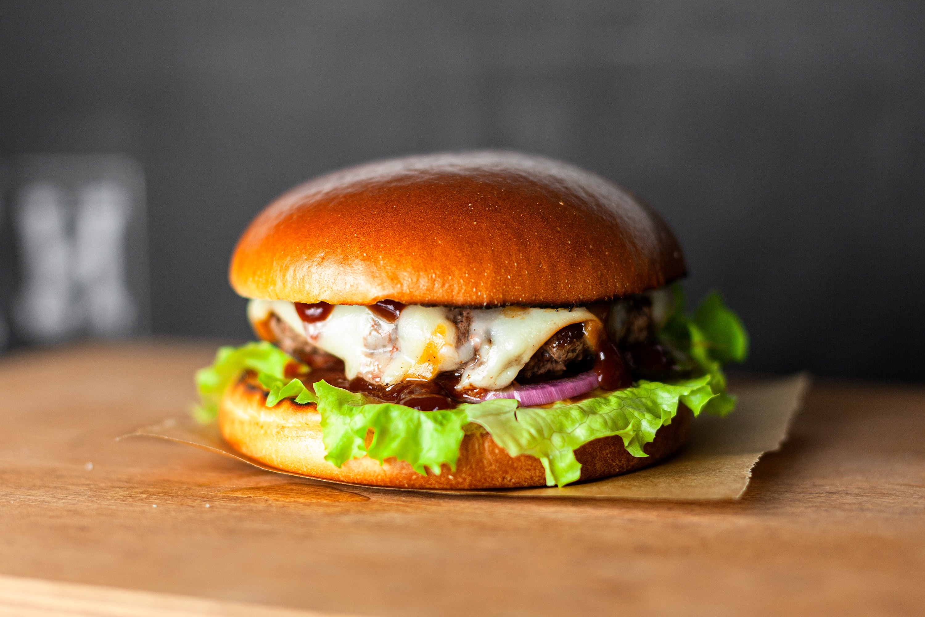 Бургер BBQ с копченым сулугуни и фри