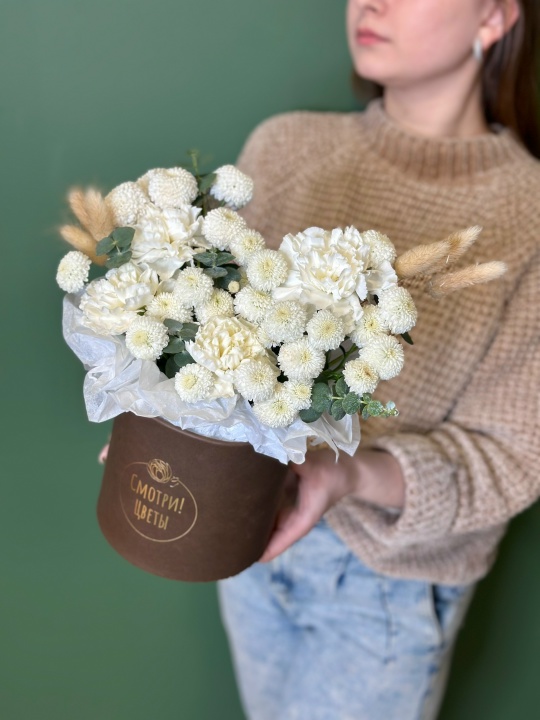 Шоколадная коробочка с хризантемой ньютон ,белыми диантусами с эвкалиптом и лагурусом