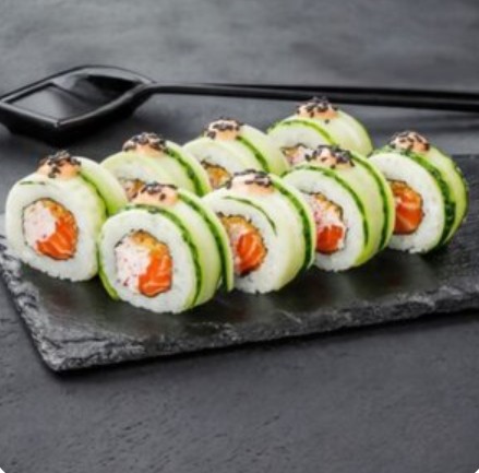 Ролл с лососем и огурцом
