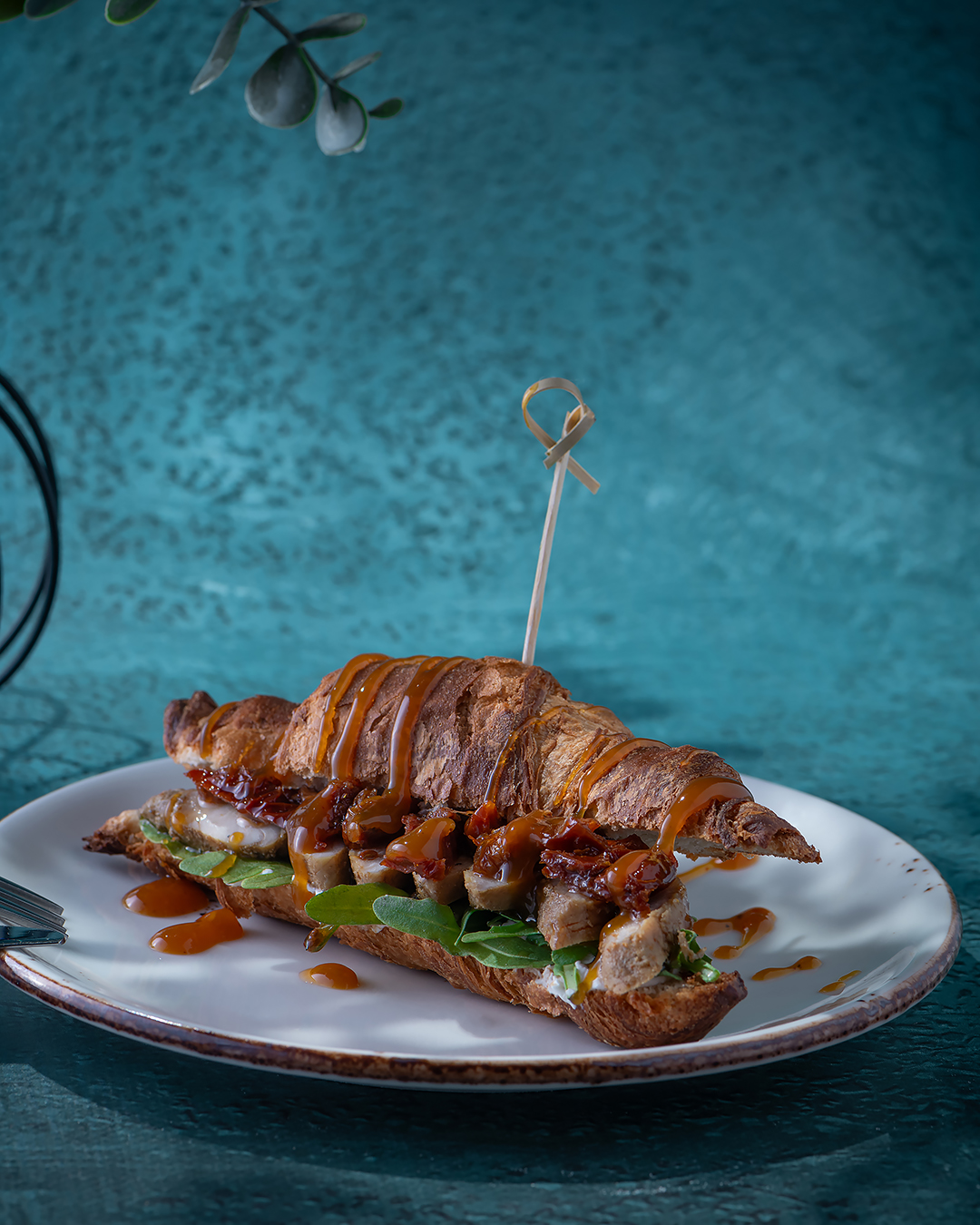 Круассан с цыпленком и вялеными томатами