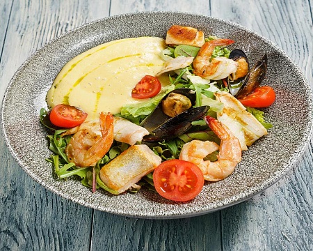 Теплый салат с морепродуктами