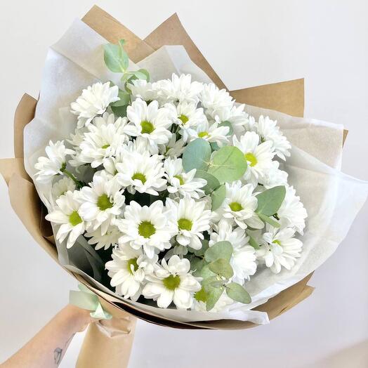 Букет «Ромашка» из кустовых хризантем и эвкалипта