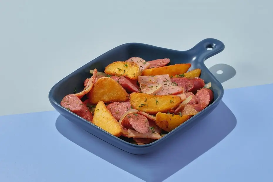 Жаркое с колбасками и беконом