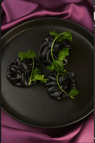 Черные хинкали с дор блю и сливками