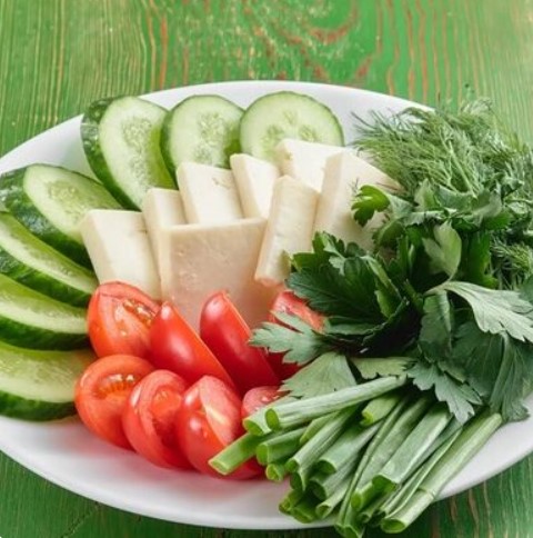 Закуска к мясу из брынзы с овощами и зеленью