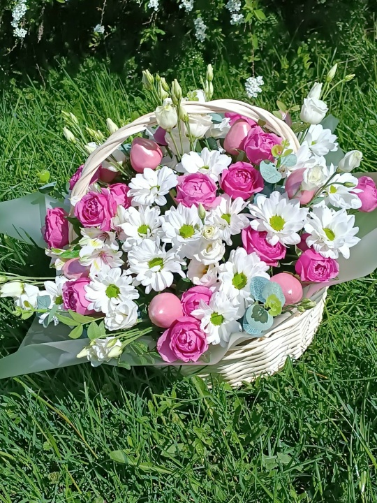 Корзина с клубникой и живыми цветам