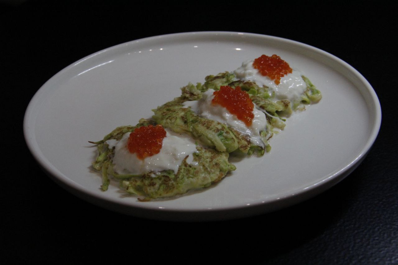 Драники с икрой и крем-чиз