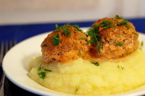 Картофельное пюре с тефтельками.