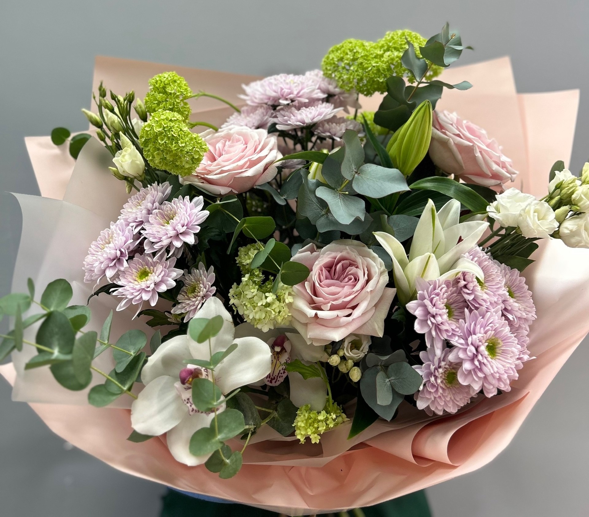 Букет с ароматной лилией