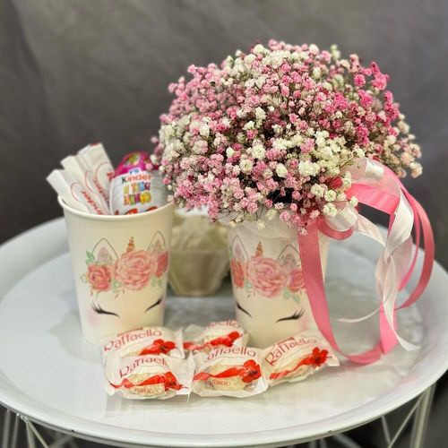 Букет из гипсофилы в стаканчике с рафаэлло и киндерами