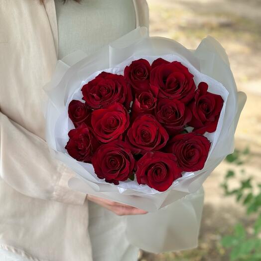 Моно-букет из алых роз