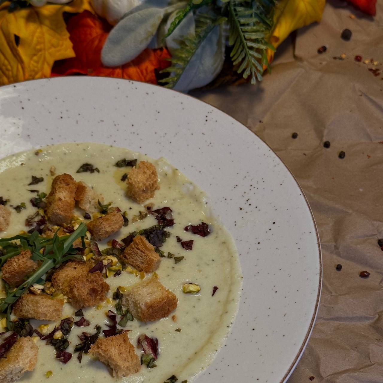 Овощной крем-суп с орехами