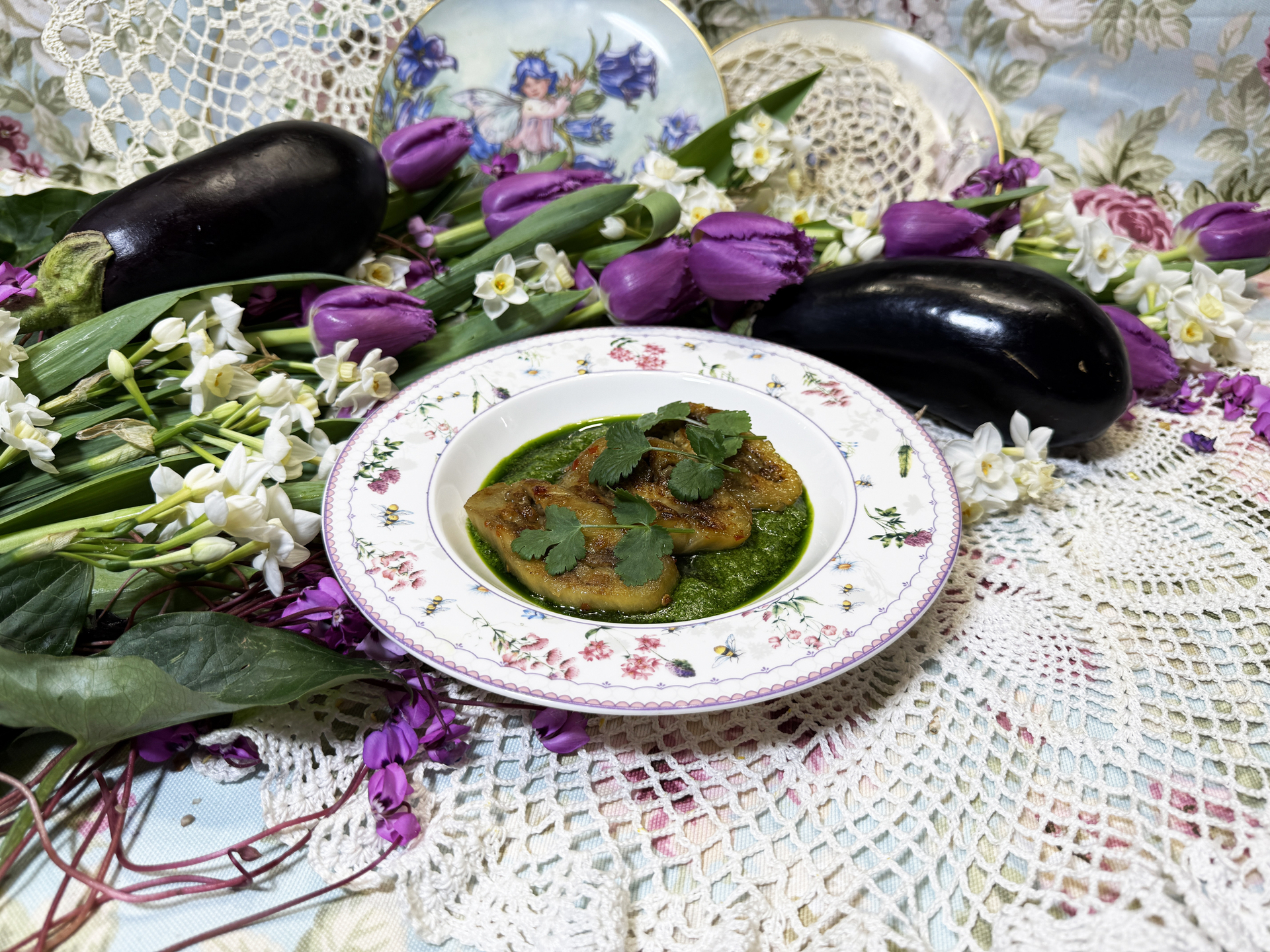 Печеные баклажаны с локальным песто из грецкого ореха и зелени