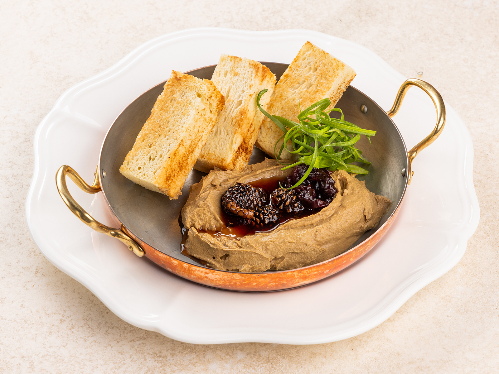 Куриный паштет с вареньем из шишек