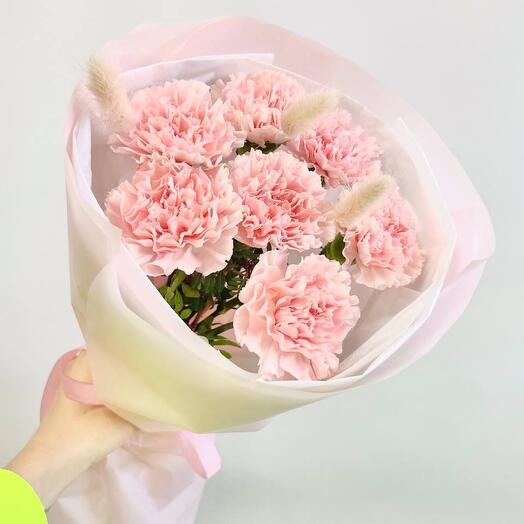 Букет-комплимент «Любимая» из диантусов и лагуруса