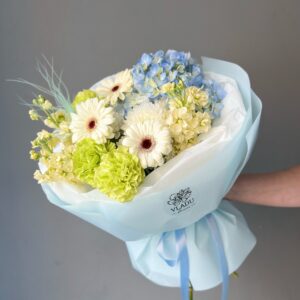 Сборный букет с голубой гортензией