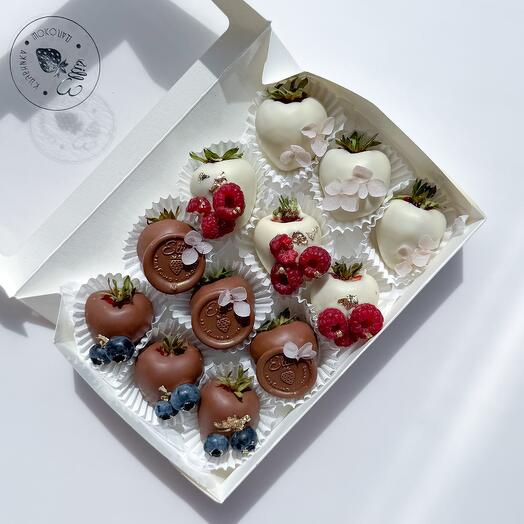 Клубника в шоколаде с голубикой и малиной