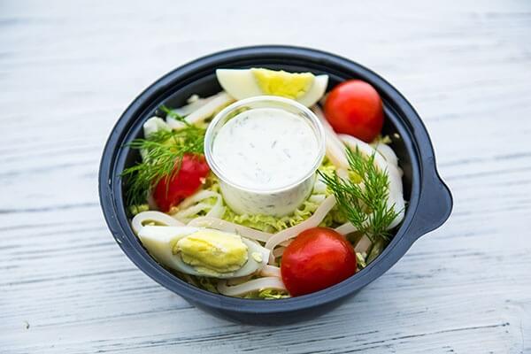 Салат с кальмарами и яйцом