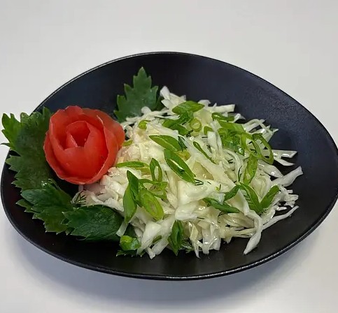 Салат из капусты с зеленым луком