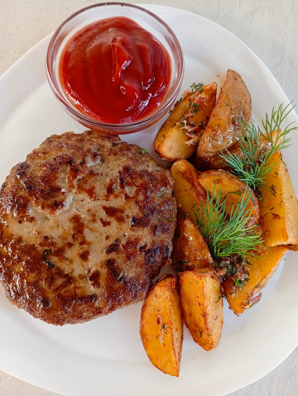 Бифштекс с картофелем по деревенски .