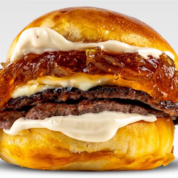 Смеш-бургер с трюфельным соусом и мармеладным луком