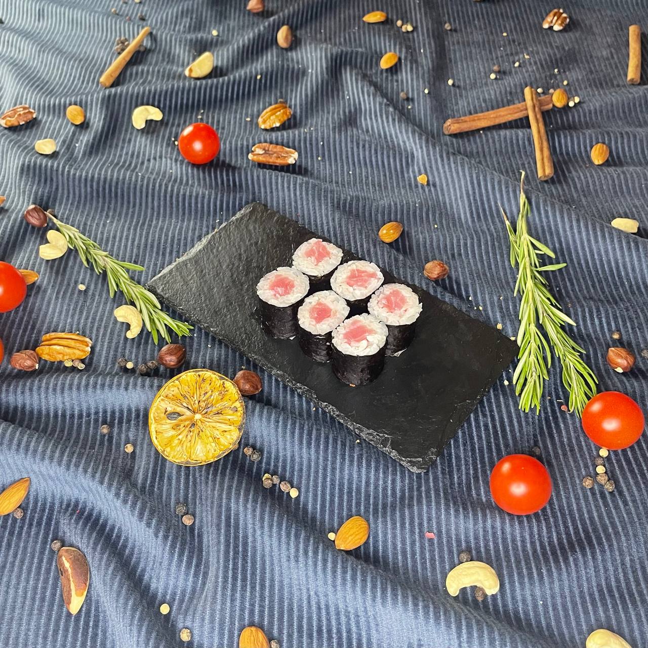 Ролл с тунцом