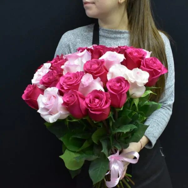 Букет из 21 бело-розовой розы с атласным бантом