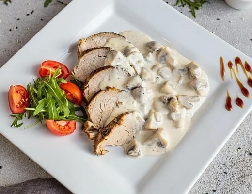 Медальоны из свинины с шампиньонами