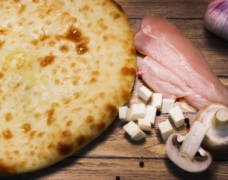Осетинский пирог с курицей, сыром и грибами 1000г