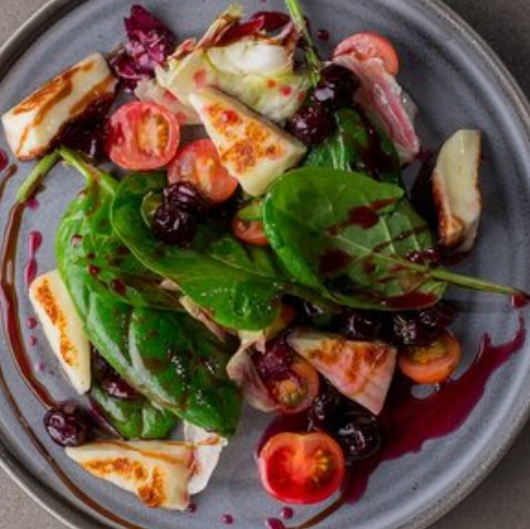 Салат с жареным сыром Халуми