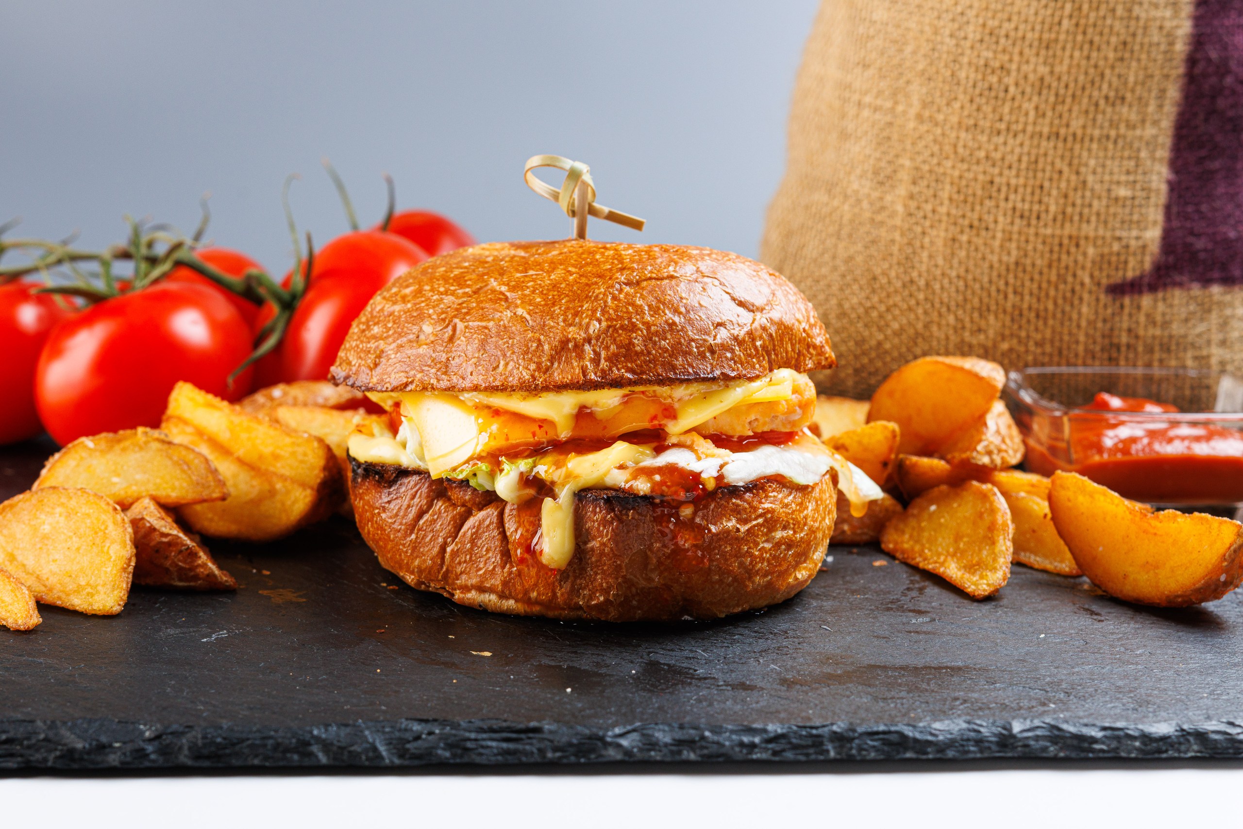 Бургер с курочкой свит чили