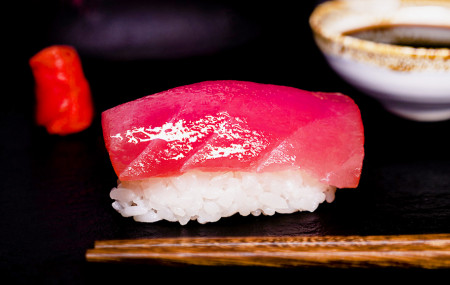 Суши с тунцом