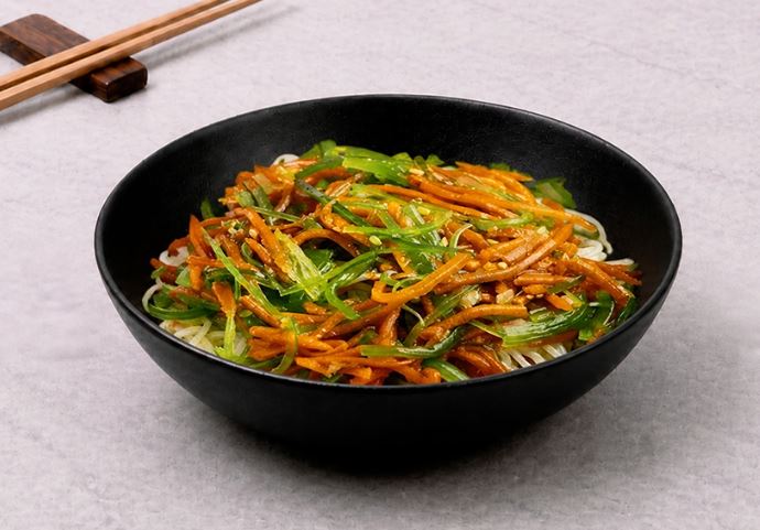 Салат с фунчозой и чукой