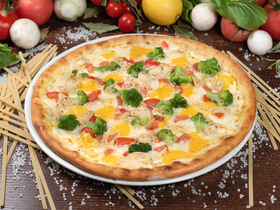 Пицца с курицей и брокколи
