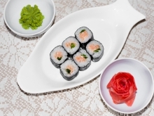 Хосомаки с лососем и огурцом